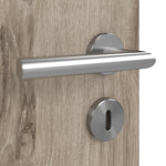 Detailansicht der Oberfläche von HÖRMANN Doppelflügeltür Pure 2 Nordeiche Duradecor DesignLine mit Lichtausschnitt quer mit bündiger Lisene Plain 80-7 mit Zarge