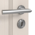 Detailansicht der Oberfläche von Doppelflügeltür TE-18 Fichte astig weiß pigmentiert lackiert Massivholz mit Zarge