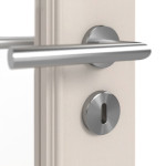 Detailansicht der Oberfläche von Doppelflügeltür TE-20 Fichte astig weiß pigmentiert lackiert Massivholz mit Zarge