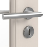 Detailansicht der Oberfläche von Doppelflügeltür TE-23 Fichte astig weiß pigmentiert lackiert Massivholz mit Zarge