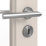 Detailansicht der Oberfläche von Doppelflügeltür TE-28 Fichte astig weiß pigmentiert lackiert Massivholz mit Zarge