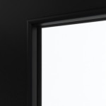 Detailansicht des Lichtausschnitts von LEBO Doppelflügeltür Ultramatt Schwarz ähnl. RAL 9005 Versio mit Lichtausschnitt LA-DIN inkl. Zarge