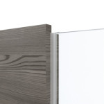Detailansicht des Lichtausschnitts von HÖRMANN Doppelflügeltür Pure 1 Gebürstete Lärche dunkel quer Duradecor DesignLine mit Lichtausschnitt Bandseite mit Zarge