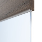 Detailansicht des Lichtausschnitts von HÖRMANN Doppelflügeltür Pure 2 Alpineiche quer Duradecor DesignLine mit Lichtausschnitt quer mit bündiger Lisene Plain 79-7 mit Zarge