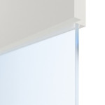 Detailansicht des Lichtausschnitts von HÖRMANN Doppelflügeltür Pure 2 Verkehrsweiß RAL 9016 Duradecor DesignLine mit Lichtausschnitt quer mit bündiger Lisene Plain 79-7 mit Zarge
