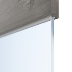Detailansicht des Lichtausschnitts von HÖRMANN Doppelflügeltür Pure 2 Gebürstete Lärche dunkel quer Duradecor DesignLine mit Lichtausschnitt quer mit bündiger Lisene Plain 80-7 mit Zarge