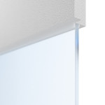 Detailansicht des Lichtausschnitts von HÖRMANN Doppelflügeltür Pure 2 Bütte Weiß Duradecor DesignLine mit Lichtausschnitt quer mit Lisene Steel 79 mit Zarge