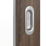 Detailansicht der Oberfläche von HÖRMANN Schiebetür Pure 1 Alpineiche Duradecor DesignLine mit Lichtausschnitt Schlossseite