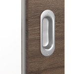 Detailansicht der Oberfläche von HÖRMANN Schiebetür Pure 1 Alpineiche quer Duradecor DesignLine mit Lichtausschnitt Schlossseite