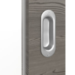 Detailansicht der Oberfläche von HÖRMANN Schiebetür Pure 1 Gebürstete Lärche dunkel quer Duradecor DesignLine mit Lichtausschnitt Schlossseite