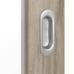 Detailansicht der Oberfläche von HÖRMANN Schiebetür Pure 1 Nordeiche Duradecor DesignLine mit Lichtausschnitt Schlossseite