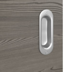 Detailansicht der Oberfläche von HÖRMANN Schiebetür Pure 2 Gebürstete Lärche dunkel quer Duradecor DesignLine mit Lichtausschnitt quer mit bündiger Lisene Steel 80-7