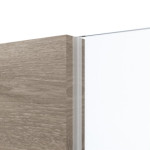 Detailansicht des Lichtausschnitts von HÖRMANN Schiebetür Pure 1 Nordeiche quer Duradecor DesignLine mit Lichtausschnitt mittig