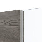Detailansicht des Lichtausschnitts von HÖRMANN Schiebetür Pure 1 Gebürstete Lärche dunkel quer Duradecor DesignLine mit Lichtausschnitt Schlossseite