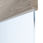 Detailansicht des Lichtausschnitts von HÖRMANN Schiebetür Pure 2 Nordeiche quer Duradecor DesignLine mit Lichtausschnitt quer mit bündiger Lisene Steel 79-7