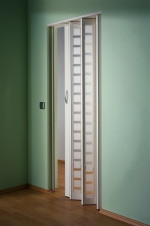 Milieu mit MARLEY Falttür New Generation Weiß mit Karo Fenster Weiß satinierte 