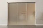 Frontansicht von Bahia Motiv klar Glasschiebetür mit zwei festen Seitenteilen Sigma Flexible Variante 2 - Erkelenz