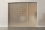 Frontansicht von Cafe 2 Motiv klar Glasschiebetür mit zwei festen Seitenteilen Sigma Flexible Variante 2 - Erkelenz