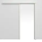 Frontansicht von Schiebetürsystem RAL 9003 Weißlack vor der Wand laufend mit Zarge