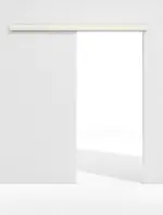 Frontbild von Schiebetürsystem WestaLack Klassik Weiß RAL 9010 vor der Wand laufend ohne Zarge - Westag