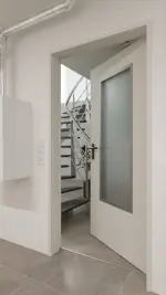 Detail-Milieuansicht von Innentür-Set Stahl mit Feuerschutzfunktion H16-1 OD mit Rechteckverglasung Ausschnitt 3 inkl. Eck- und Ergänzungszarge Vario B53 - Hörmann