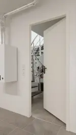 Detail-Milieuansicht von Brandschutztür T90 WestaLack Basic Klassik Weiß RAL 9010 - Westag