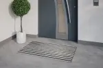 Milieubild Hauseingang mit Topfpflanze und grauen Fliesen von Aluprofilmatte KLASSIK Safe R02V grau / Brush BL01 schwarz - Entrada