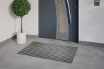Milieubild Hauseingang mit Topfpflanze und grauen Fliesen von Aluprofilmatte KLASSIK Safe R01V schwarz / Minibürste MB01 schwarz - Entrada