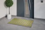 Milieubild Hauseingang mit Topfpflanze und grauen Fliesen von Aluprofilmatte KLASSIK Safe R01V schwarz / Work B09 gelb - Entrada