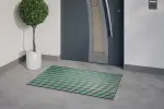 Milieubild Hauseingang mit Topfpflanze und grauen Fliesen von Aluprofilmatte KLASSIK Safe R01V schwarz / Work B07 grün - Entrada