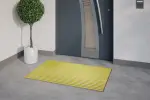 Milieubild Hauseingang mit Topfpflanze und grauen Fliesen von Aluprofilmatte KLASSIK Work B09 gelb - Entrada