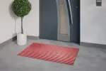 Milieubild Hauseingang mit Topfpflanze und grauen Fliesen von Aluprofilmatte KLASSIK Work B05 rot - Entrada