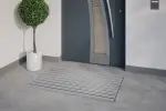 Milieubild Hauseingang mit Topfpflanze und grauen Fliesen von Aluprofilmatte ROYAL Safe R02V grau / Minibürste MB01 schwarz - Entrada
