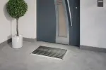 Milieubild Hauseingang mit Topfpflanze und grauen Fliesen von Schuhabtreter HOME Brush BL01 schwarz 75 x 50 cm - Entrada