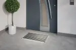 Milieubild Hauseingang mit Topfpflanze und grauen Fliesen von Schuhabtreter HOME Work B301 schwarz 75 x 50 cm - Entrada