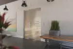 Milieubild von Bahia Motiv klar Glaspendeltür mit festem Seitenteil DORMA Mundus BTS Variante 2 - Erkelenz