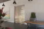 Milieubild von Cafe 2 Motiv klar Glaspendeltür mit festem Seitenteil DORMA Mundus BTS Variante 2 - Erkelenz