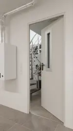 Detail-Milieuansicht von Außentür-Set Stahl mit Feuerschutzfunktion EI2 90-C5-SA 62-1 mit Rechteckverglasung Ausschnitt 1 inkl. Eckzarge - Teckentrup