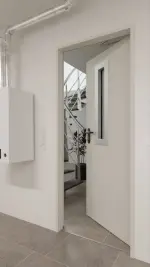 Detail-Milieuansicht von Außentür-Set Stahl mit Feuerschutzfunktion EI2 90-C5-SA 62-1 mit Rechteckverglasung Ausschnitt 1 inkl. Umfassungszarge - Teckentrup