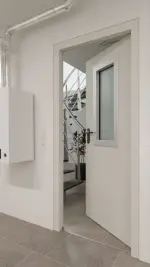 Detail-Milieuansicht von Außentür-Set Stahl mit Feuerschutzfunktion EI2 90-C5-SA 62-1 mit Rechteckverglasung Ausschnitt 2 inkl. Blockzarge - Teckentrup