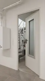 Detail-Milieuansicht von Außentür-Set Stahl mit Feuerschutzfunktion EI2 90-C5-SA 62-1 mit Rechteckverglasung Ausschnitt 3 inkl. Eckzarge - Teckentrup