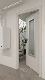 Detail-Milieuansicht von Außentür-Set Stahl mit Feuerschutzfunktion EI2 90-C5-SA 62-1 mit Rechteckverglasung Ausschnitt 3 inkl. Blockzarge - Teckentrup