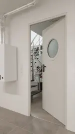 Detail-Milieuansicht von Außentür-Set Stahl mit Feuerschutzfunktion EI2 90-C5-SA 62-1 mit Rundverglasung inkl. Eckzarge - Teckentrup