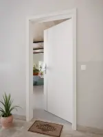 CloseUp-Milieuansicht von GARANT Wohnungseingangstür Corona 850 Silver Grey CePaL