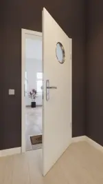 Front-Milieuansicht von GARANT Wohnungseingangstür Weißlack 9010 CePaL mit Lichtausschnitt LA-12