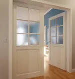 Detail-Milieuansicht von Modell Kirsten LA-6G massive Stil-Doppelflügeltür mit Glasausschnitt inkl. Zarge - Jeld-Wen