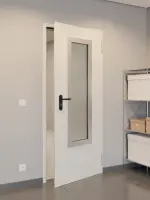 CloseUp-Milieuansicht von Komplettset Stahl Mehrzwecktür DW 42-1 mit Rechteckverglasung Ausschnitt 3 inkl. Eckzarge - Teckentrup