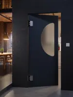 CloseUp-Milieuansicht von HÖRMANN Kunststoff-Pendeltür mit Lichtausschnitt halbrund