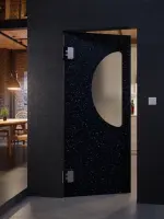 CloseUp-Milieuansicht von HÖRMANN Kunststoff-Pendeltür Schwarz Bunt mit Lichtausschnitt halbrund