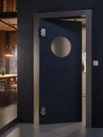 CloseUp-Milieuansicht von HÖRMANN Kunststoff-Pendeltür mit Lichtausschnitt rund inkl. Blendrahmen